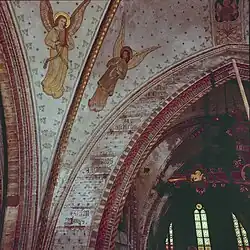 Gewelf met schilderingen van engelen