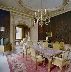 De rechter achterkamer of eetkamer met tussendeur naar de voorkamer