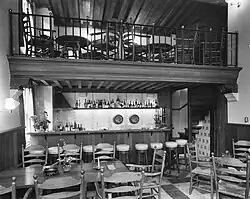 Interieur tijdens de heropening na de renovatie in 1961 toen er een café was gevestigd (foto: G. Th. Delemarre, RCE)