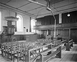 Interieur met preekstoel