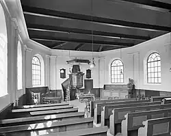 Interieur met preekstoel (1975)