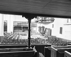 Interieur met preekstoel tegen de noordwand (1974)
