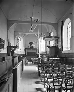 Interieur met preekstoel