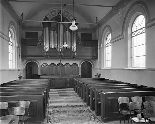 Interieur van de kerk van Terband in 1959 met op de voorgrond de grafzerk voor Martinus van Bouricius en zijn vrouw Romelia Margaretha Lycklama à Nijeholt.