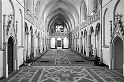 Kapel, interieur naar het westen en de hoofdingang. De inpandige toegang bevond zich linksachter onder het oksaal.