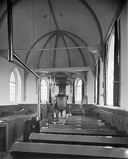 Interieur met preekstoel