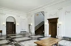 Burgerzaal. De deur links geeft toegang tot de raadszaal