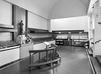 Beeld van de heilige Gerardus Majella en kaarsenwinkel