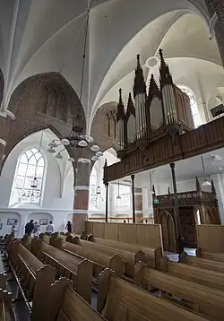 Het orgel gelegen in het schip van de kerk.