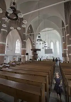 Het schip en achterin de koor van de kerk.