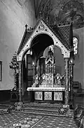 De cenotaaf achter het neoromaanse hoogaltaar (situatie 1930-1985)