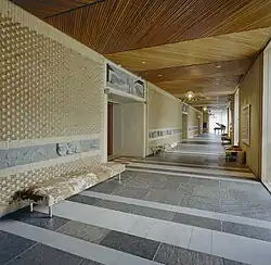 In de wand een deel van de friezen met de 112 Gelderse gemeentewapens, Arnhem