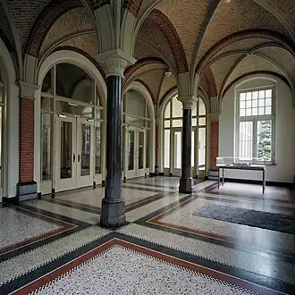 De hal van het Trichter College in 2004