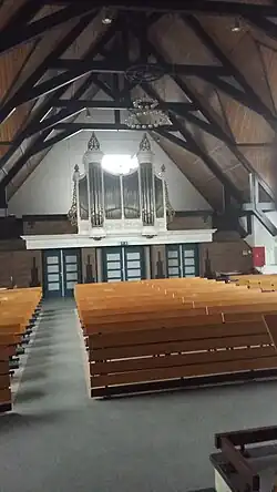 Kerkinterieur met orgel en dakbekapping