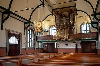 Het interieur gezien richting het orgel.