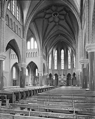 Interieur naar het koor