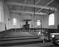 Interieur met preekstoel