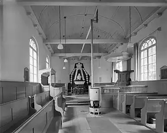 Interieur met preekstoel en grafmonument (1984)