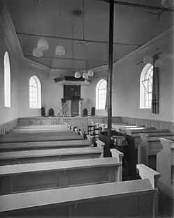 Interieur met preekstoel