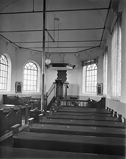 Interieur met preekstoel