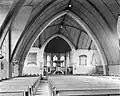 Interieur van de kerk naar het koor