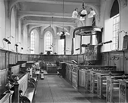 Interieur met preekstoel in 1959