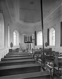 Interieur met preekstoel