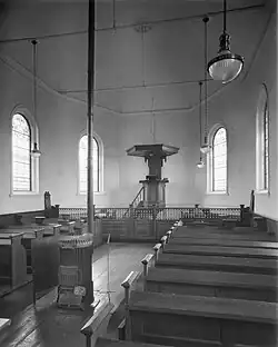 Interieur met preekstoel