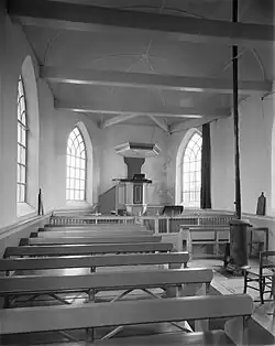 Interieur met preekstoel