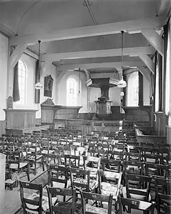 interieur met preekstoel