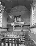 Interieur naar het westen met kerkorgel