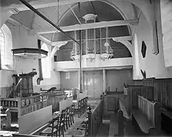 Interieur met preekstoel en orgel