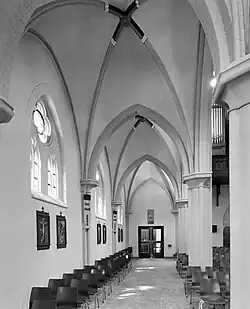 Interieur overzicht zuiderzijbeuk naar het westen (2002)