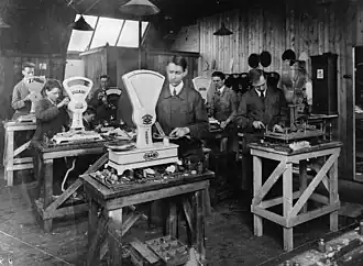 Interieur van de weegschalenfabriek Olland in 1926/1930