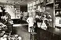 Interieur van de textielzaak van Leendert Oudkerk aan de Van Woustraat, 1924.