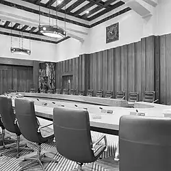 Interieur vergaderzaal.