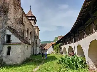 Binnen de muren van de weerkerk; links de kerk en rechts de muur met opslagruimten