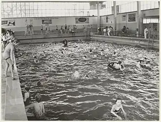 Interieur van het Sportfondsenbad, omstreeks 1957.