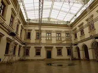 De binnenplaats van het kasteel