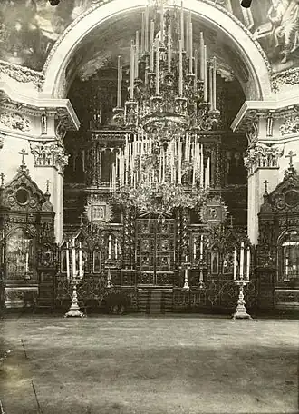 Het interieur voor de sluiting van de kerk