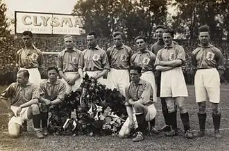 Kools (staand 4e van links) bij de interland Nederland - België (1928)