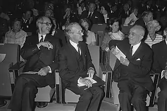 Maarten Bos (eerste van links) bij een internationaal juristencongres in 1970