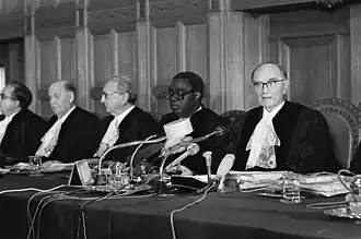 Internationaal Gerechtshof (1979). Vanaf rechts: president Sir Humphrey Waldock, vice-president Taslim Olawale Elias