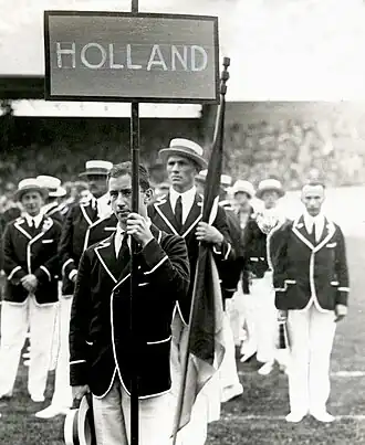 Sam Olij (vaandeldrager) en Harry Dénis (rechtsachter)