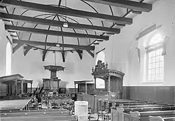 Interieur met preekstoel (1944)