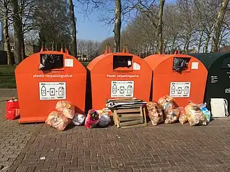 Oranje containers voor de inzameling van plastic afval in gemeente Halderberge