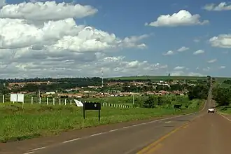 Hoofdweg Rodovia Raposo Tavares (SP-270) met uitzicht op Ipaussu