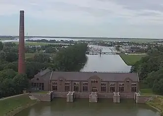Ir. D.F. Woudagemaal met op de achtergrond het Stroomkanaal