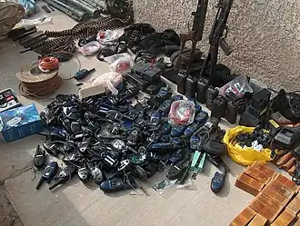 Wapens, explosieven, bomonderdelen en radio's van terroristen, die het Iraakse leger in november 2005 in beslag nam.