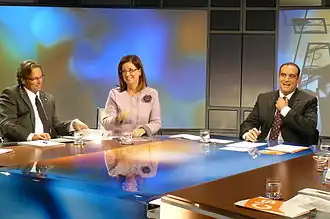 Xavier Bosch (rechts) als moderator in het tv-programma Àgora